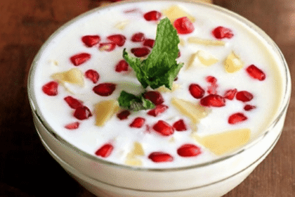 Fruit Raita Recipe: गर्मियों के मौसम में दही और फ्रूट से बनाएं ठंडा-ठंडा फ्रूट रायता रेसिपी